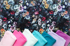 Dressikangas_tumedal_varvilised_lilled