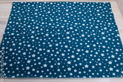 Puuvillane-trikotaaž_valged_tähed_petrol_taustal