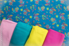 Puuvillane_trikotaaž_Erksad_lilled_sinisel_taustal