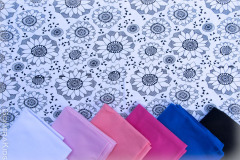 Puuvillane_trikotaaz_Mustaga_lillemuster_valgel_taustal