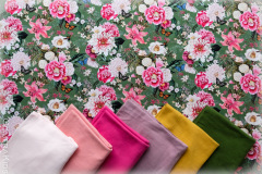 Trikotaaz_roosad_lilled_rohelisel